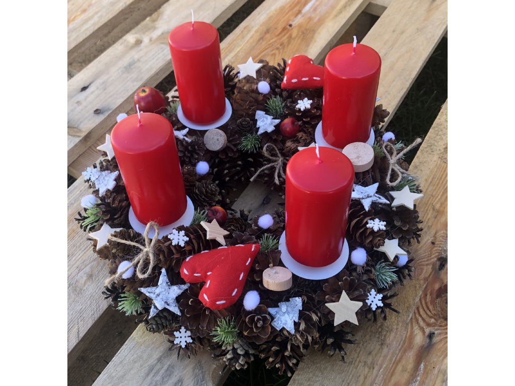Adventní věnec ze šišek